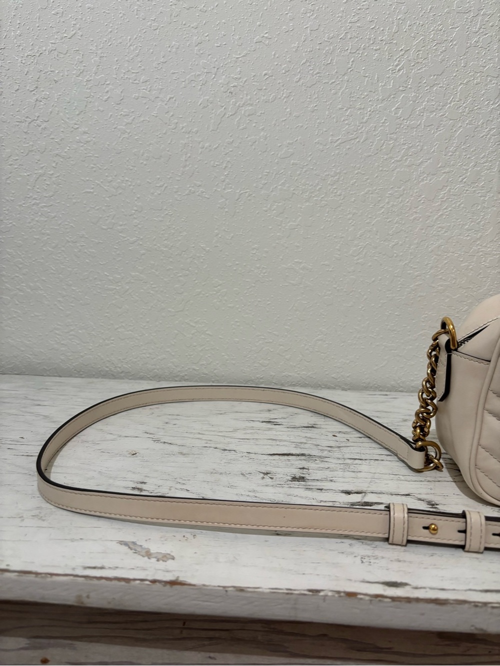 Authentic Gucci Ivory Quilted Leather Crossbody with Gold GG - Picture 8 of 16
